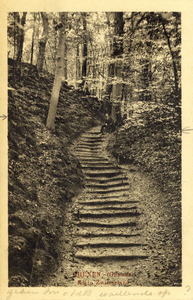 17978 Gezicht op de trap in het bos van de Zwitserse Vallei op de Grebbeberg te Grebbe bij Rhenen.